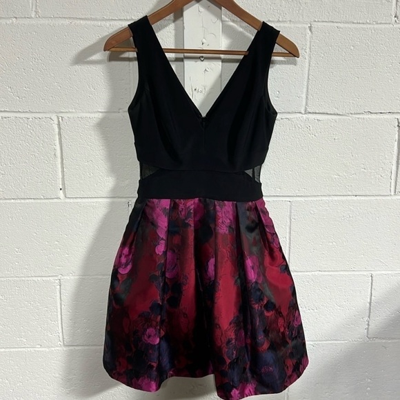 Xscape Black|Red|Pink|Navy Metallic Floral Print Cut Out Pleated Dress Size 2P - Picture 2 of 5